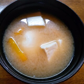 豆腐と黄人参と落とし卵の味噌汁